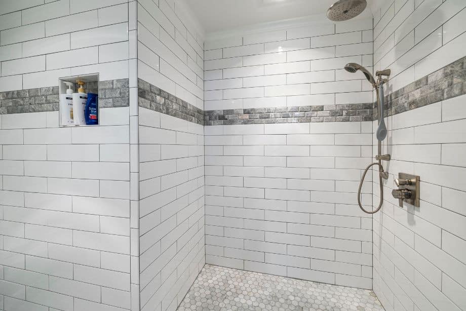 Comment éliminer le calcaire sur la paroi de douche : astuces rapides et efficaces?