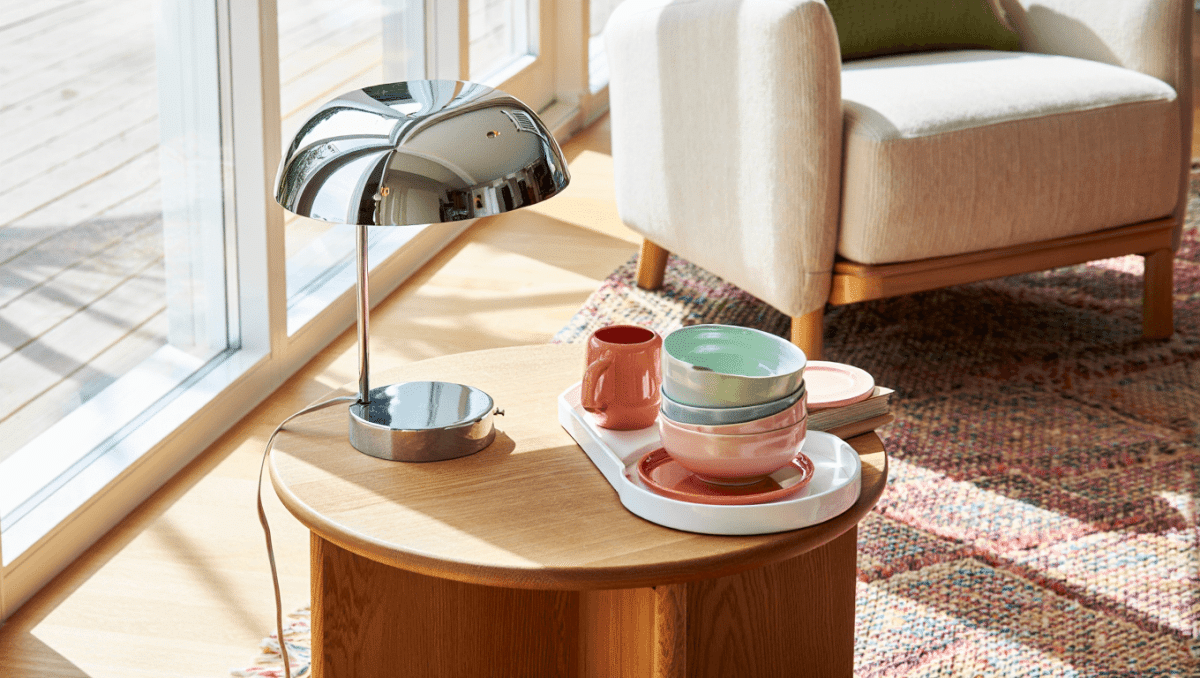 Lampe de table à effet chrome, vaisselle en
céramique, tapis et textiles poétiques : Søstrene Grene dévoile sa
nouvelle collection printemps qui célèbre l'art sous toutes ses
formes