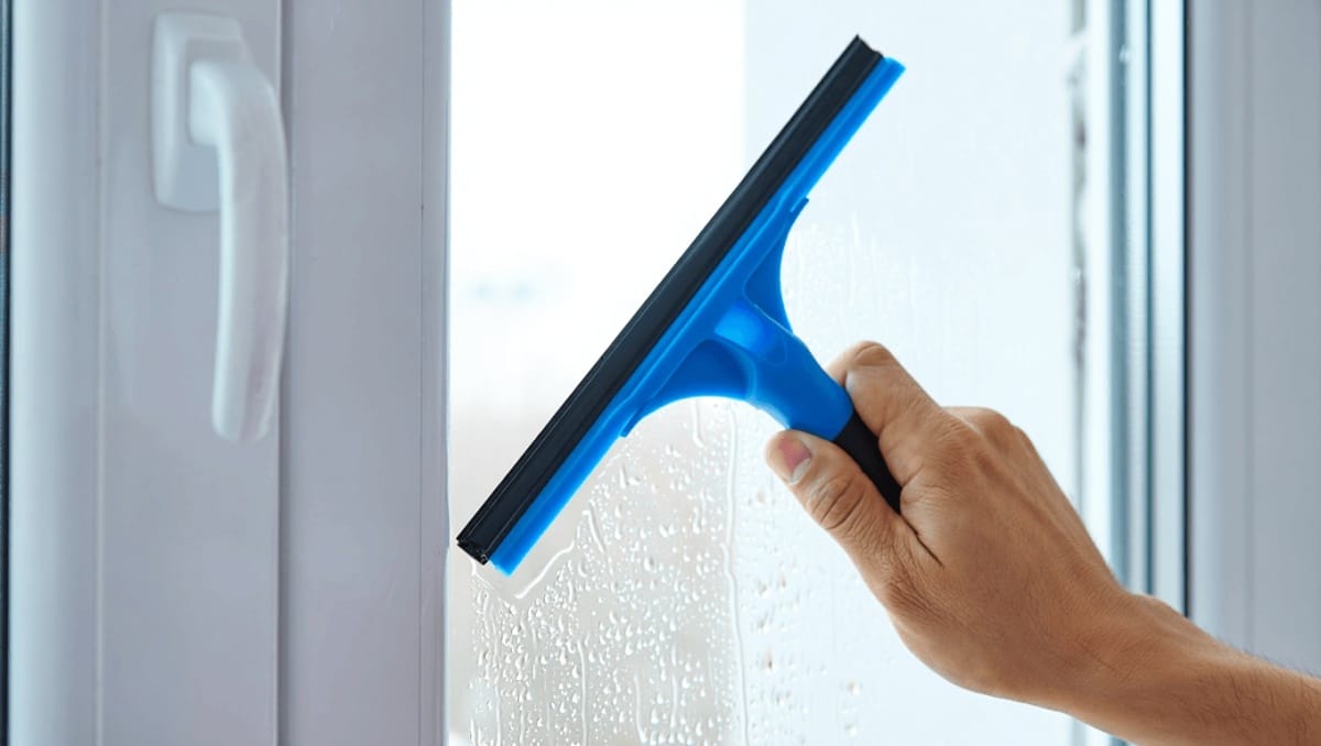Fini les vitres pleines de traces : cet
essuie-vitre 2-en-1 Lidl à 6 € fait le ménage à votre place