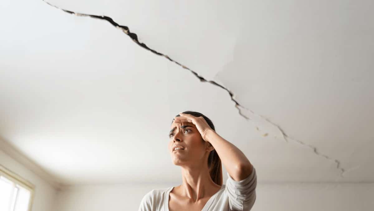 Fissure au plafond : les causes, diagnostics et solutions