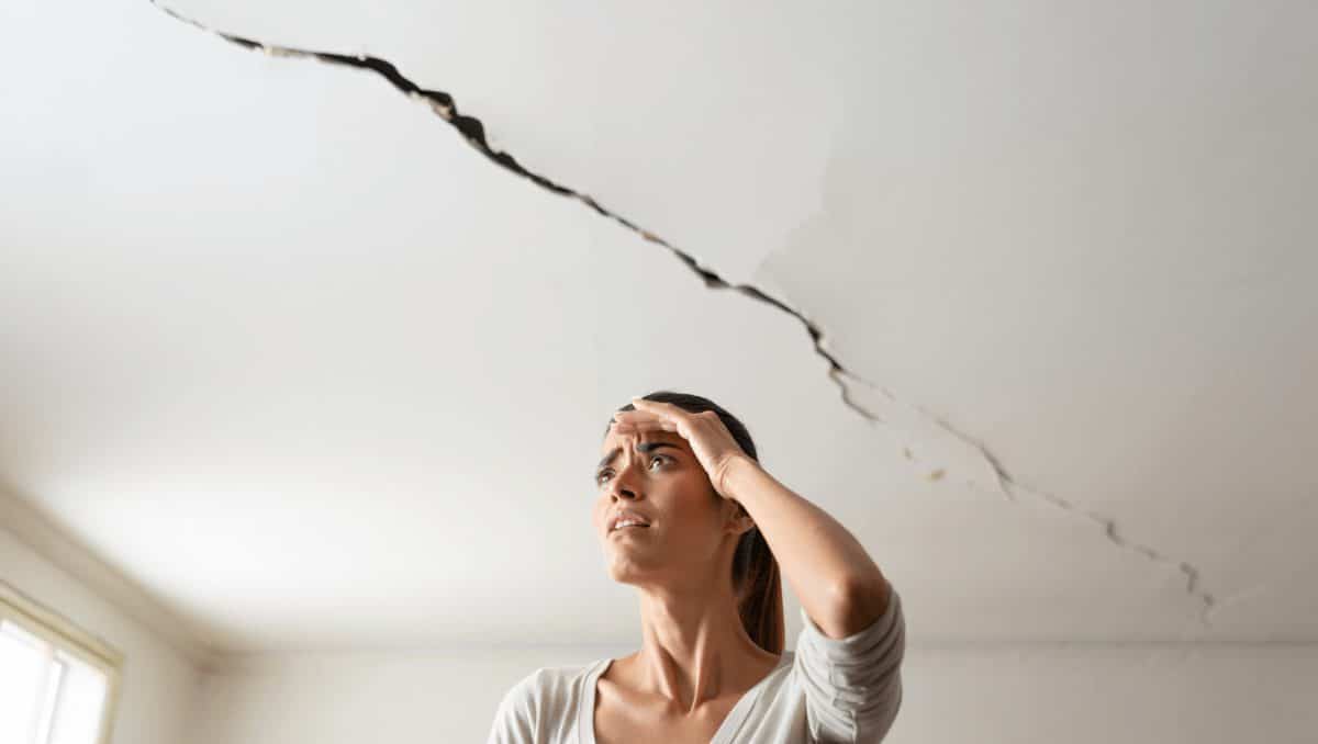 Fissure au plafond : les causes, diagnostics et solutions