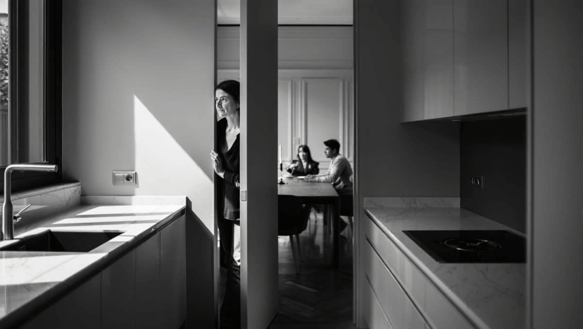 "Cabinets secrets" : la nouvelle tendance qui
fait disparaître la cuisine ouverte derrière des façades
invisibles