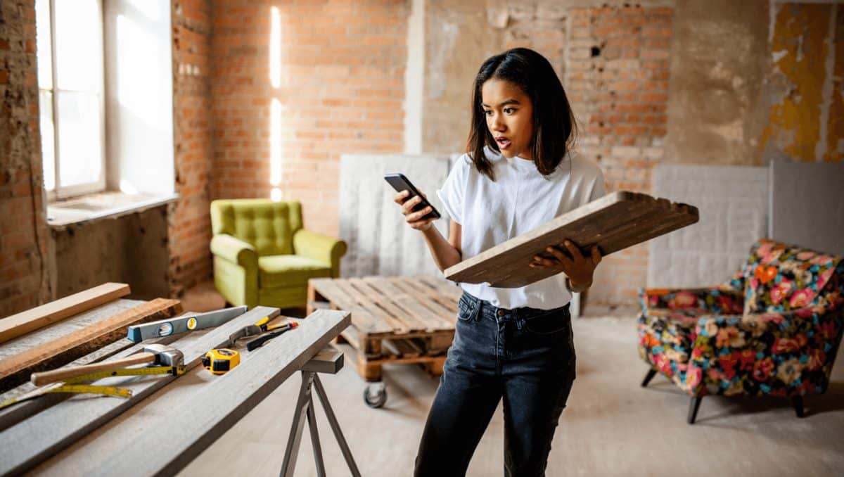 Rénovation à petit prix : Les astuces secrètes pour obtenir des matériaux tendances à moindre coût révélées !