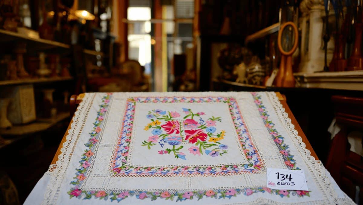 En brocante, cette nappe ancienne recherchée peut
grimper jusqu'à 134 euros si ce motif brodé est présent