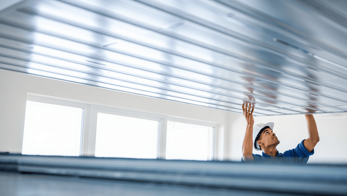 Rénovation de maison moderne : le choix du métal pour vos plafonds