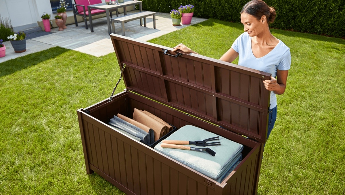 Tenez-vous prêts : ce coffre de jardin à prix
mini arrive chez Aldi dès le 21 mars, et il va faciliter le
rangement extérieur