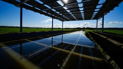Cette ombrière photovoltaïque réduit de 70% l’évaporation des canaux