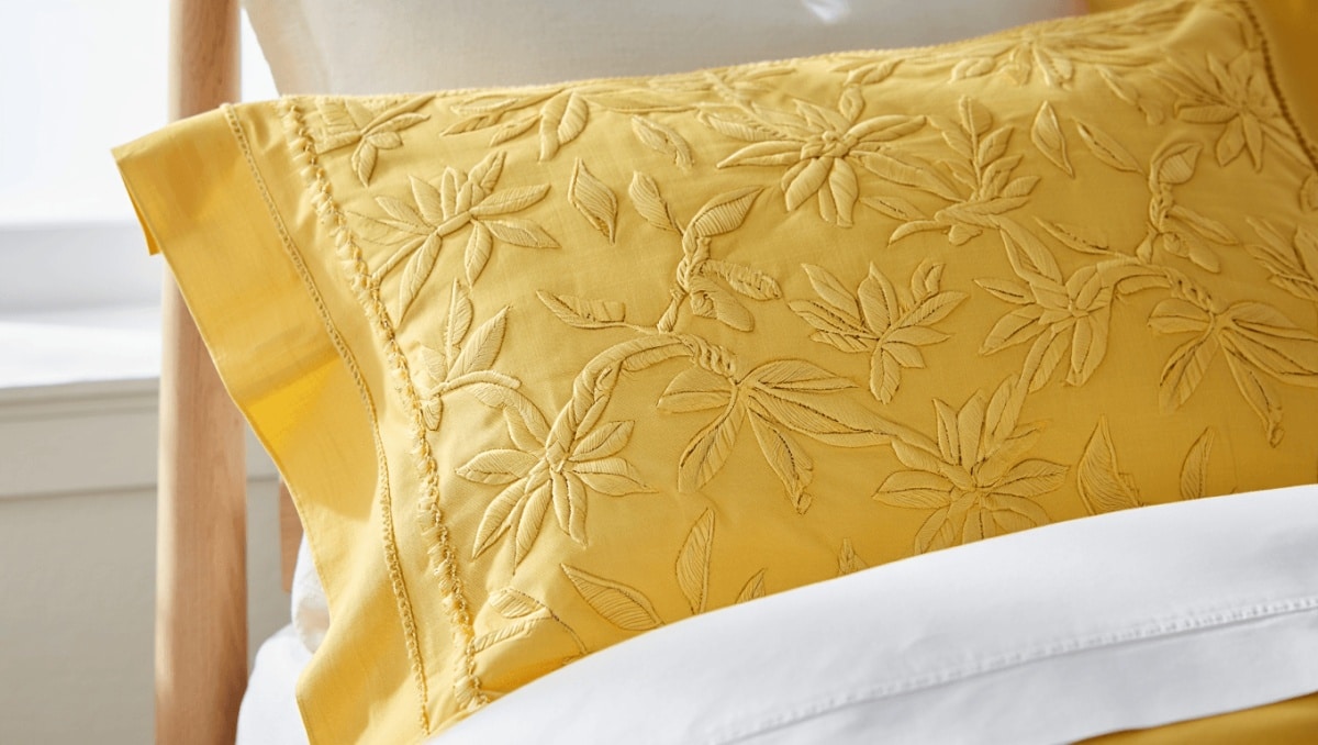 Chez H&M Home, ces taies d’oreiller brodées
en coton kaki s’imposent déjà comme l’atout déco du printemps
