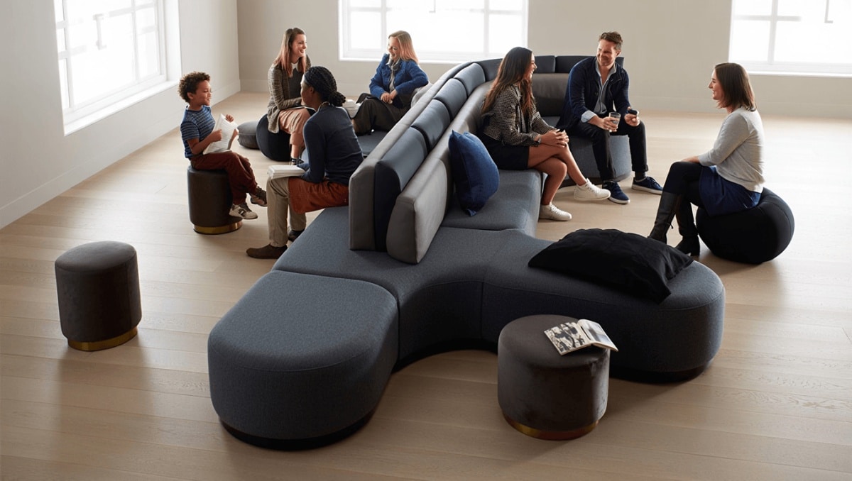 Ni canapé, ni pouf, ni fauteuil : cette assise
inattendue (et confortable) s’impose comme la grande tendance du
salon