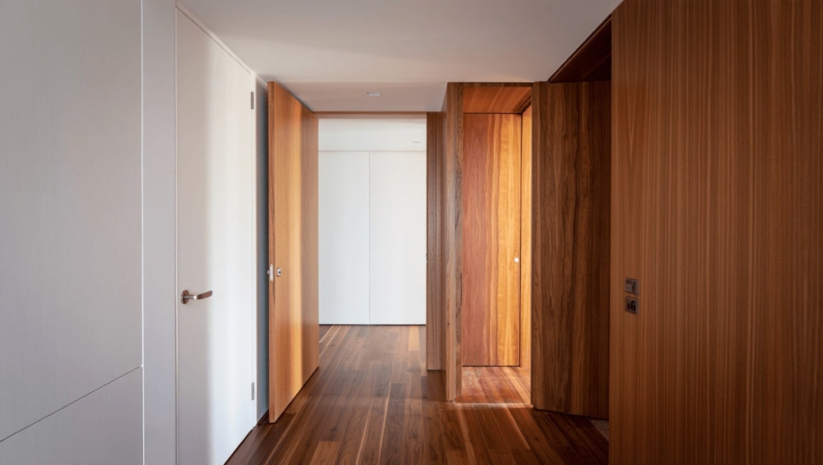 Jaune, rouge, vert… Fini les portes blanches,
voici par quelles couleurs les remplacer pour un intérieur
chaleureux et tendance
