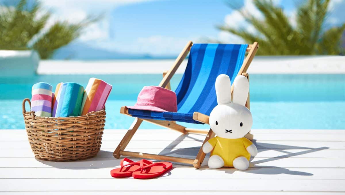 Transats, serviettes rayées, cabas colorés,
ponchos et accessoires Miffy : la nouvelle collection H&M Home
va faire craquer petits et grands cet été