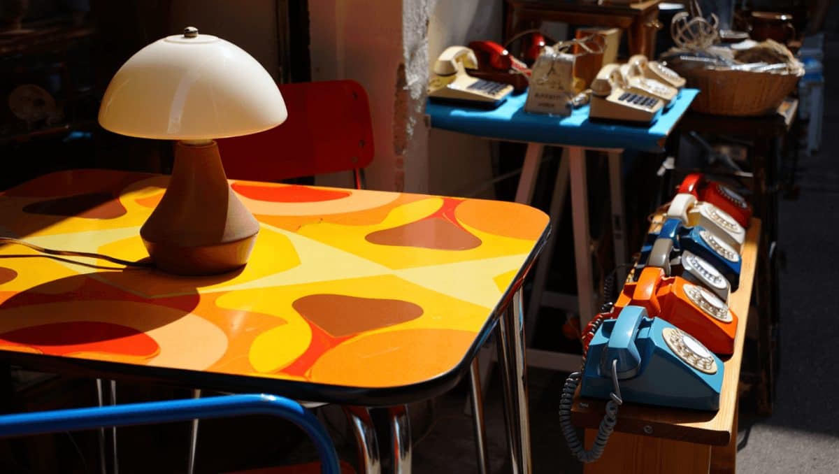 Meubles en Formica, lampes champignons,
téléphones à cadran… ces objets cultes des années 80 valent
aujourd’hui jusqu’à 800 € en brocante
