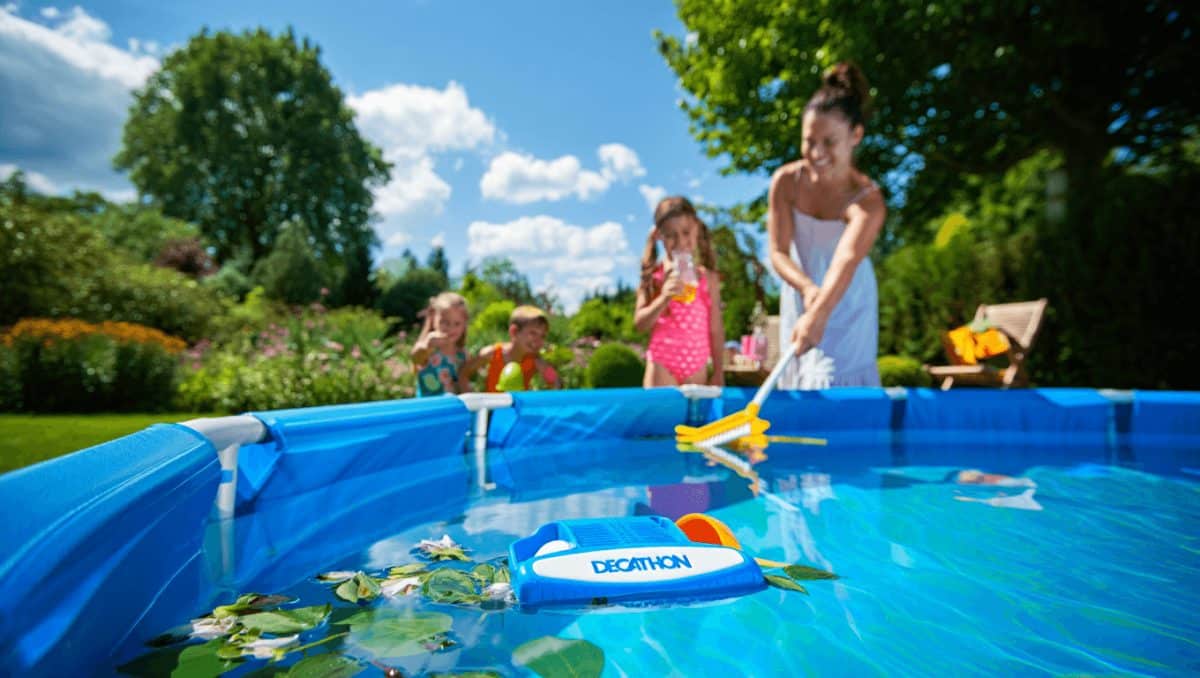 Ni robot ni aspirateur : cet accessoire Decathlon
à 12 € pourrait bien être le secret d’une piscine impeccable tout
l’été