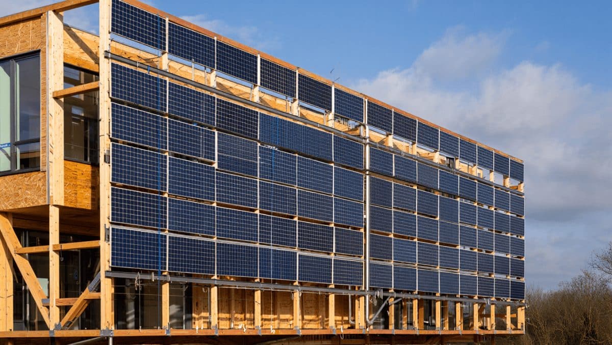 Panneaux solaires, chauffage fatal, isolation au bois : ce bâtiment serait le plus écologique de France