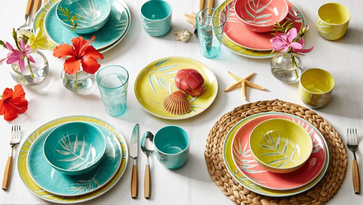 À 5 €, Primark Home signe la vaisselle la plus
désirable de l’été pour une table aux accents des Caraïbes