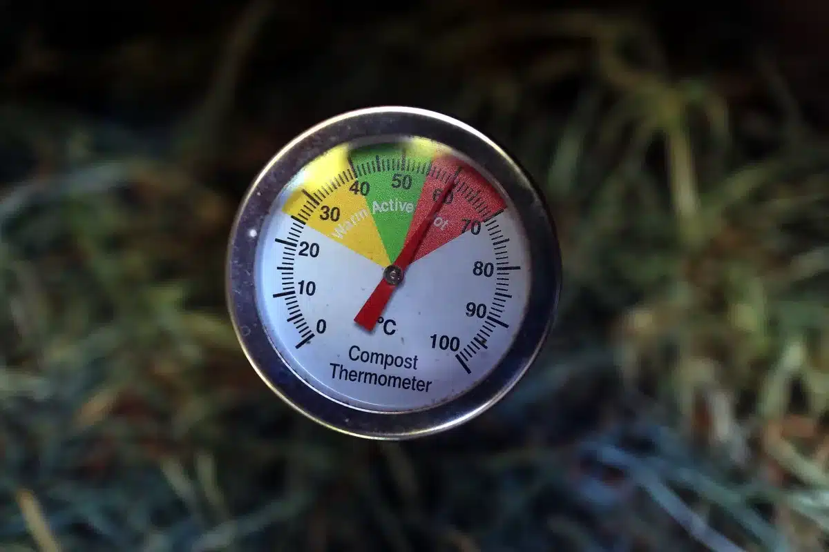 Tas de compost en cours de maturation dans un potager d'automne
