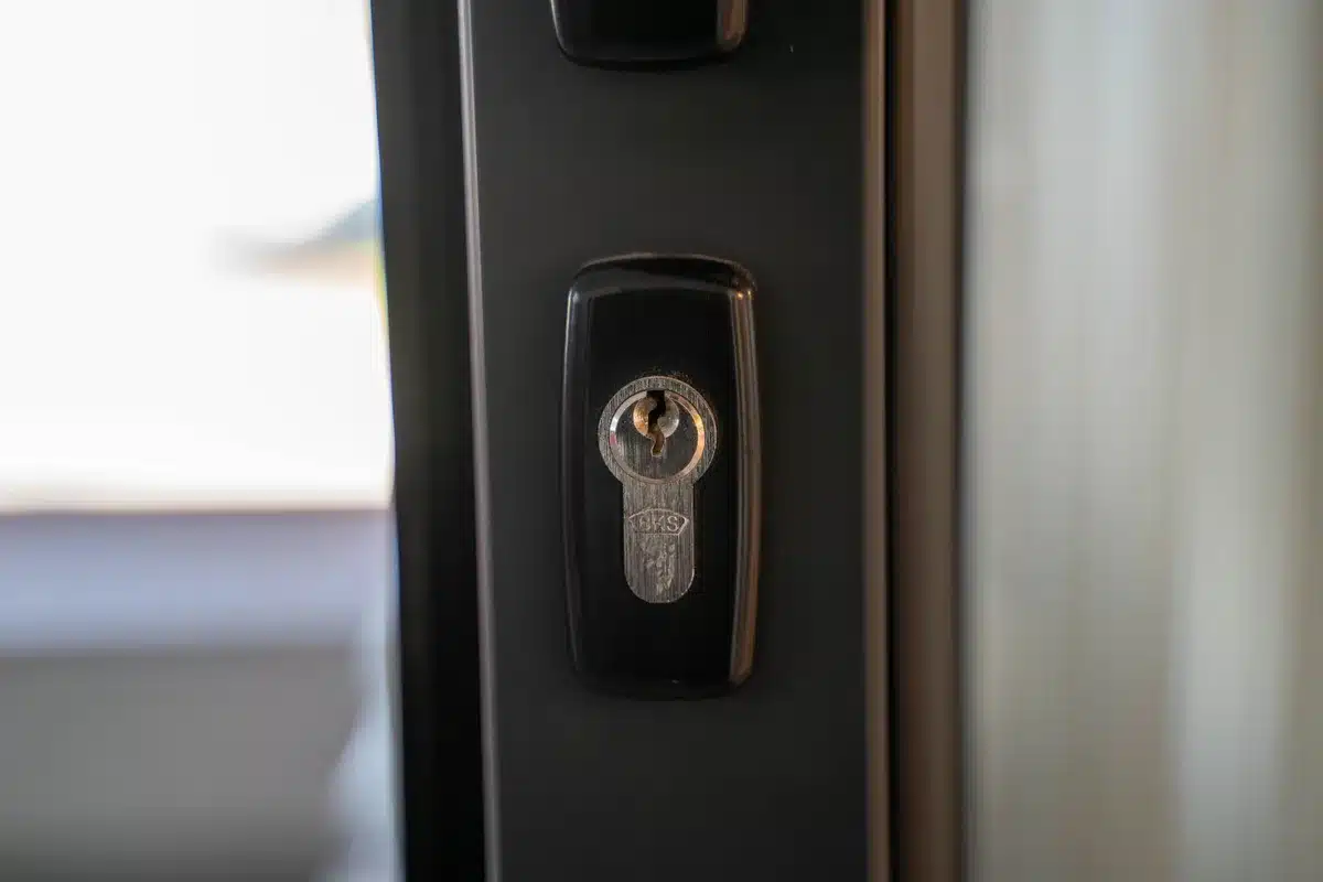 Installation de serrure de sécurité et renforcement des accès d'une maison