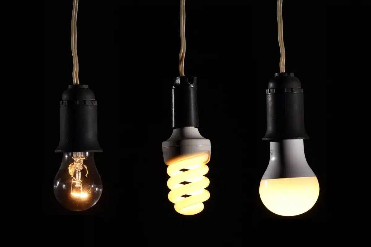 Ampoule LED allumée consommant moins d'électricité qu'une ampoule traditionnelle