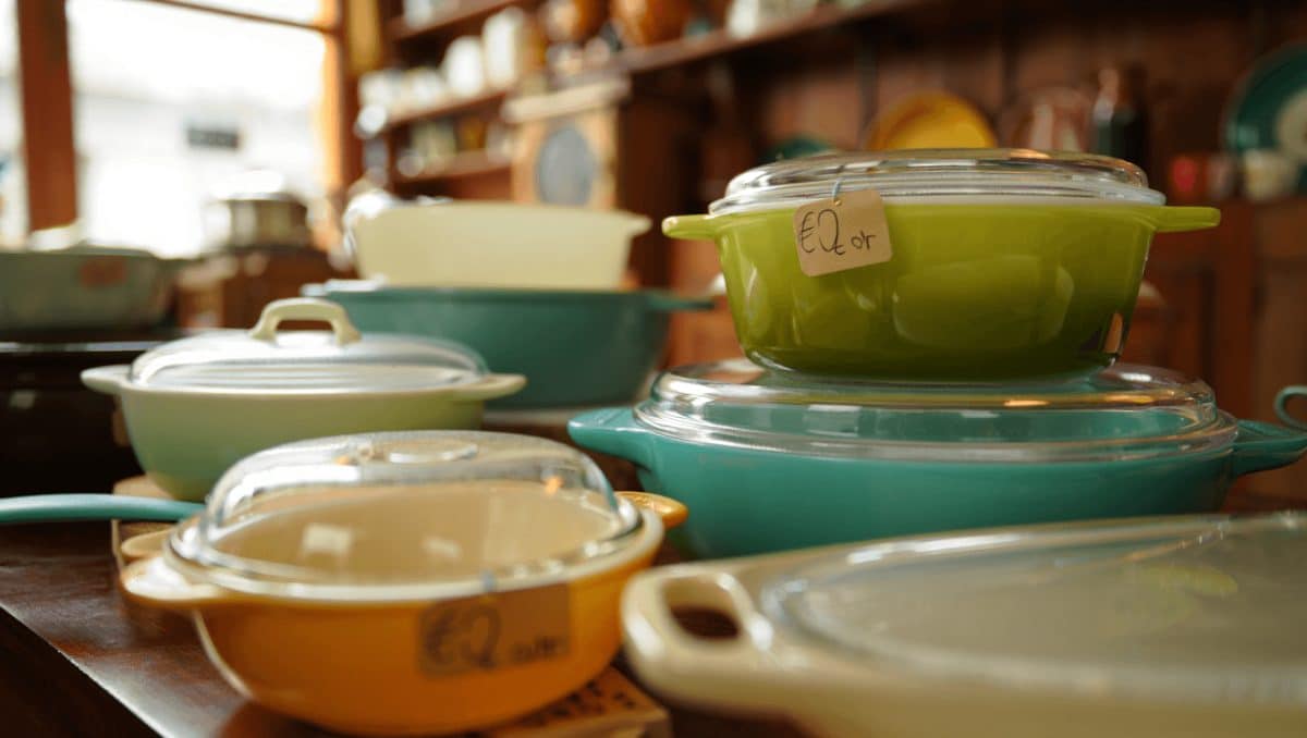 Brocantes : pourquoi tout le monde s'arrache
cette vaisselle "cantine" des années 70 qui se vend à plus de 100
euros
