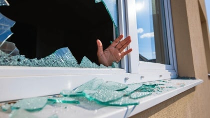 Bris de glace en Suisse : quelle assurance paie et comment se faire rembourser ?