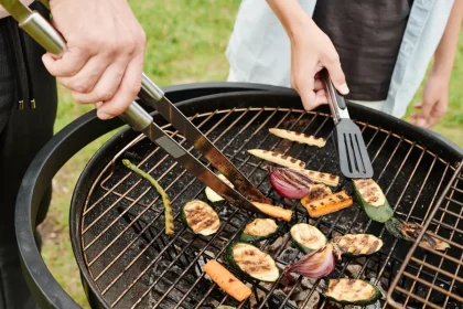 Mini grill de table sur un balcon urbain avec légumes et viande grillés