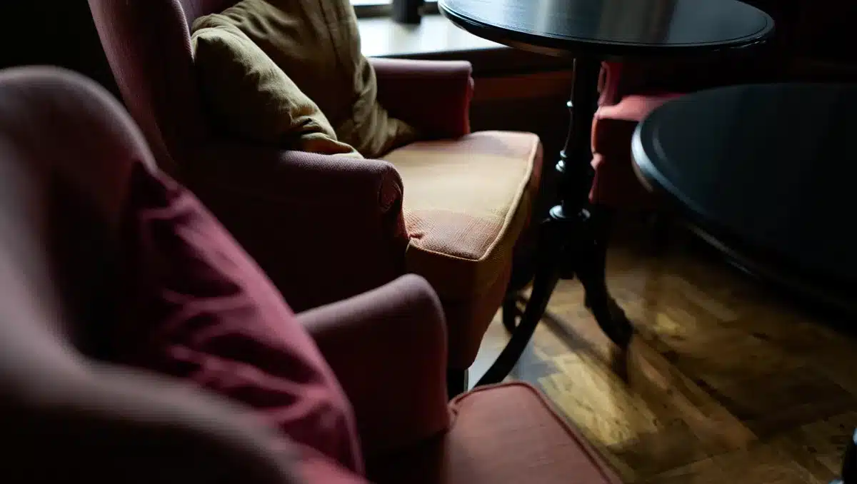 Textures et finitions &mdash; Les finitions laqu&eacute;es cohabitent bien avec des textiles doux. Miser sur des mati&egrave;res vari&eacute;es permet de recr&eacute;er la sensation de confort sans surcharger visuellement l'espace.