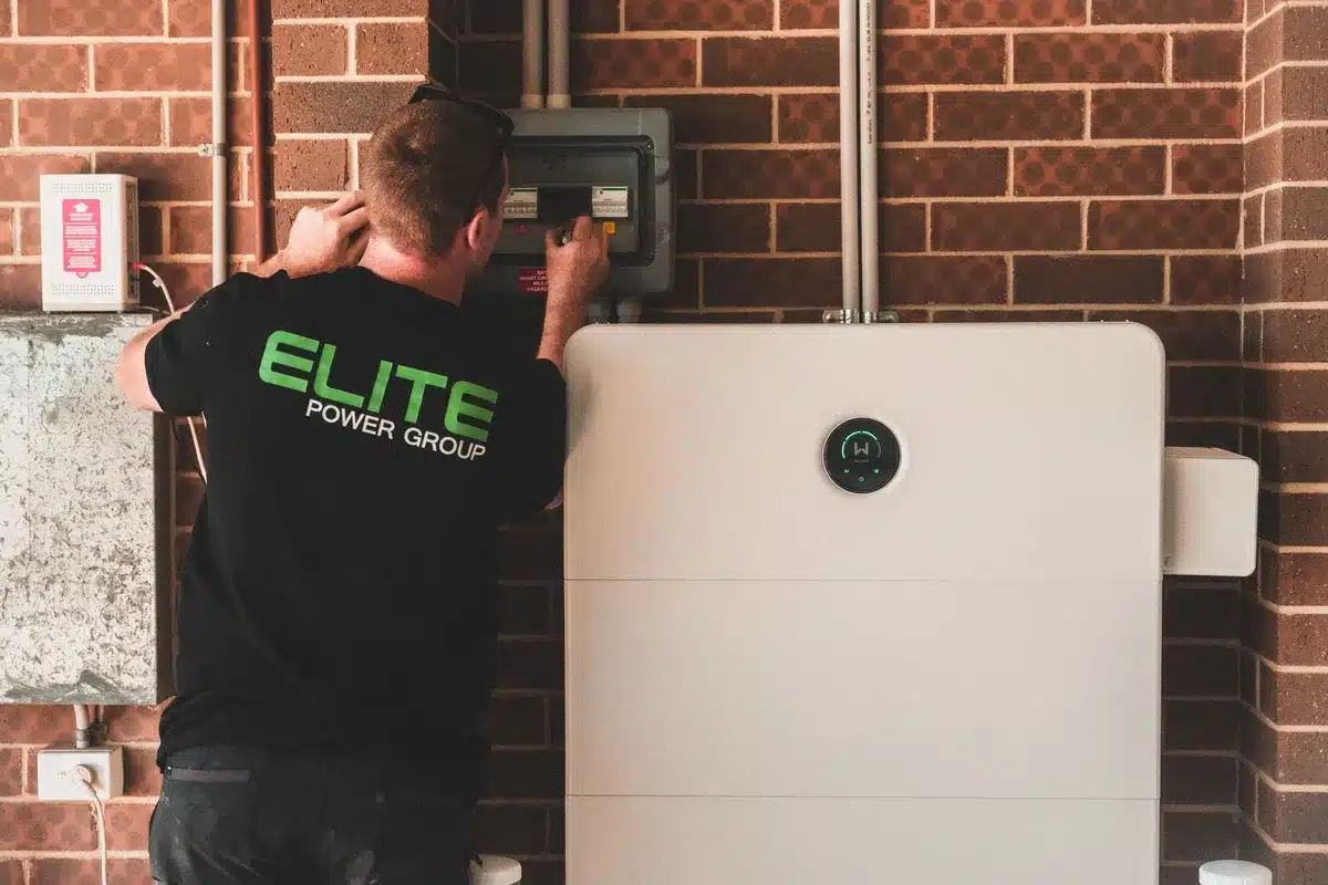 Installation d'une batterie solaire et panneaux solaires sur toit résidentiel