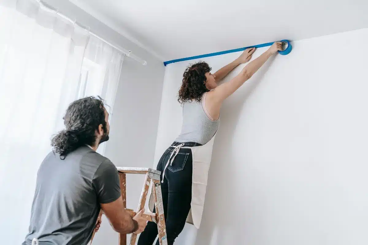 Installation d'une moustiquaire adh&eacute;sive sur un encadrement de fen&ecirc;tre avec bandes scratch