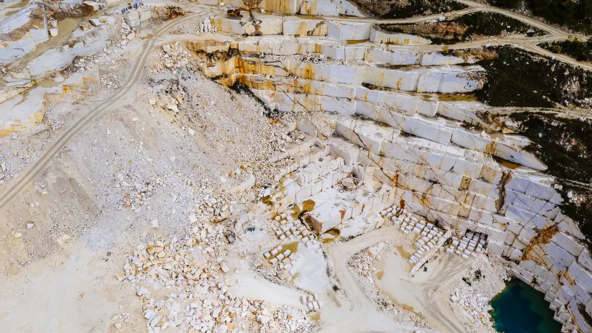 Mine d'argent et extraction mini&egrave;re montrant l'impact environnemental