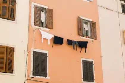 Linge étendu sur un séchoir dans un appartement humide avec gouttelettes de condensation visibles