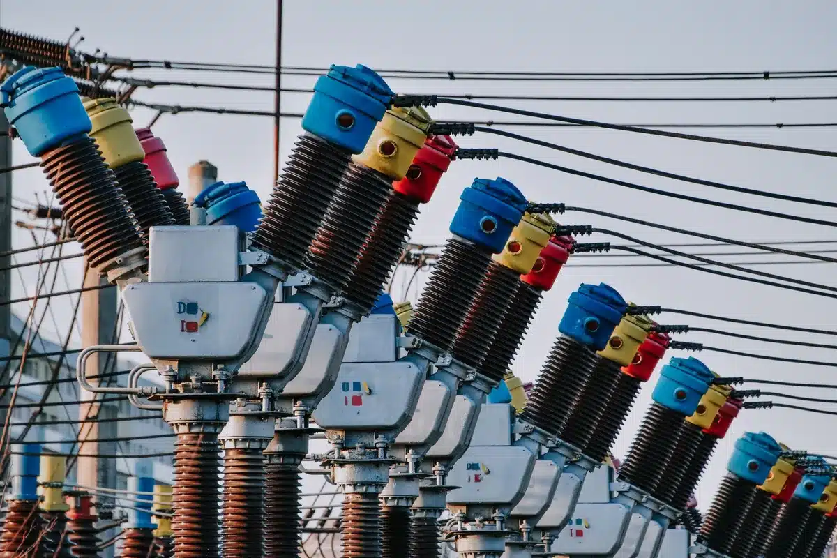 Poste &eacute;lectrique avec &eacute;quipements endommag&eacute;s apr&egrave;s une d&eacute;faillance