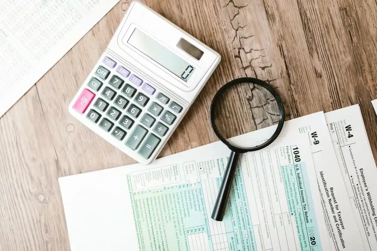 Documents fiscaux et calculatrice pour &eacute;valuer le r&eacute;gime fiscal d'une location meubl&eacute;e.