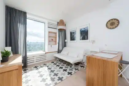 Intérieur meublé d'un logement de vacances avec lit, cuisine et équipements de confort.