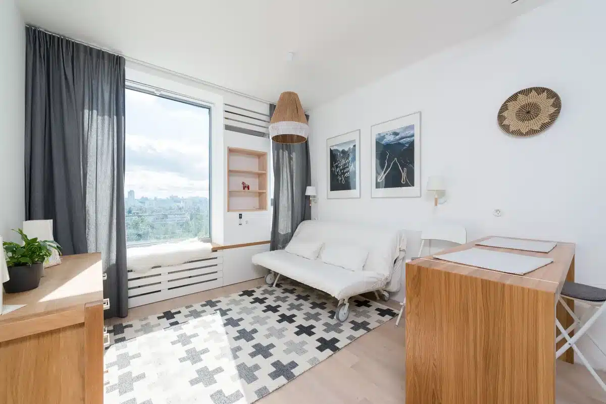 Intérieur meublé d'un logement de vacances avec lit, cuisine et équipements de confort.