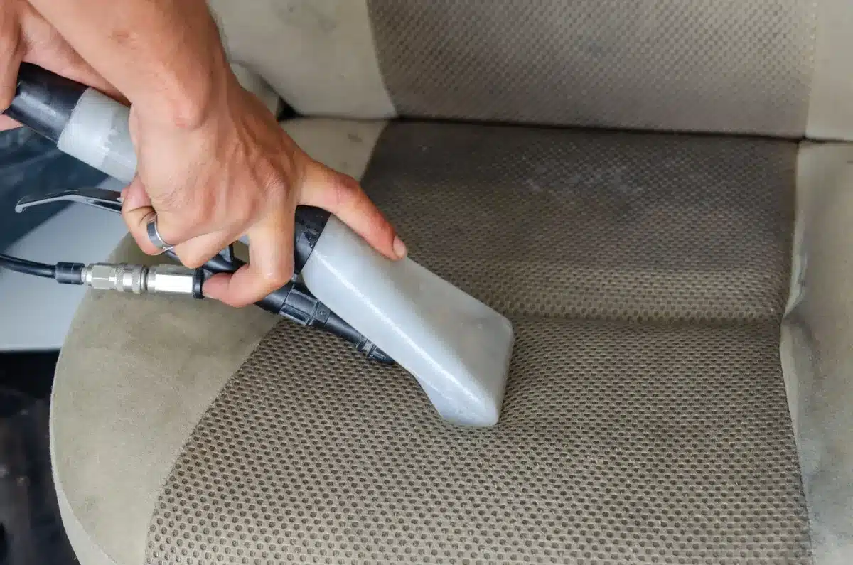 Aspirateur compact utilis&eacute; pour nettoyer les si&egrave;ges et tapis d'une voiture