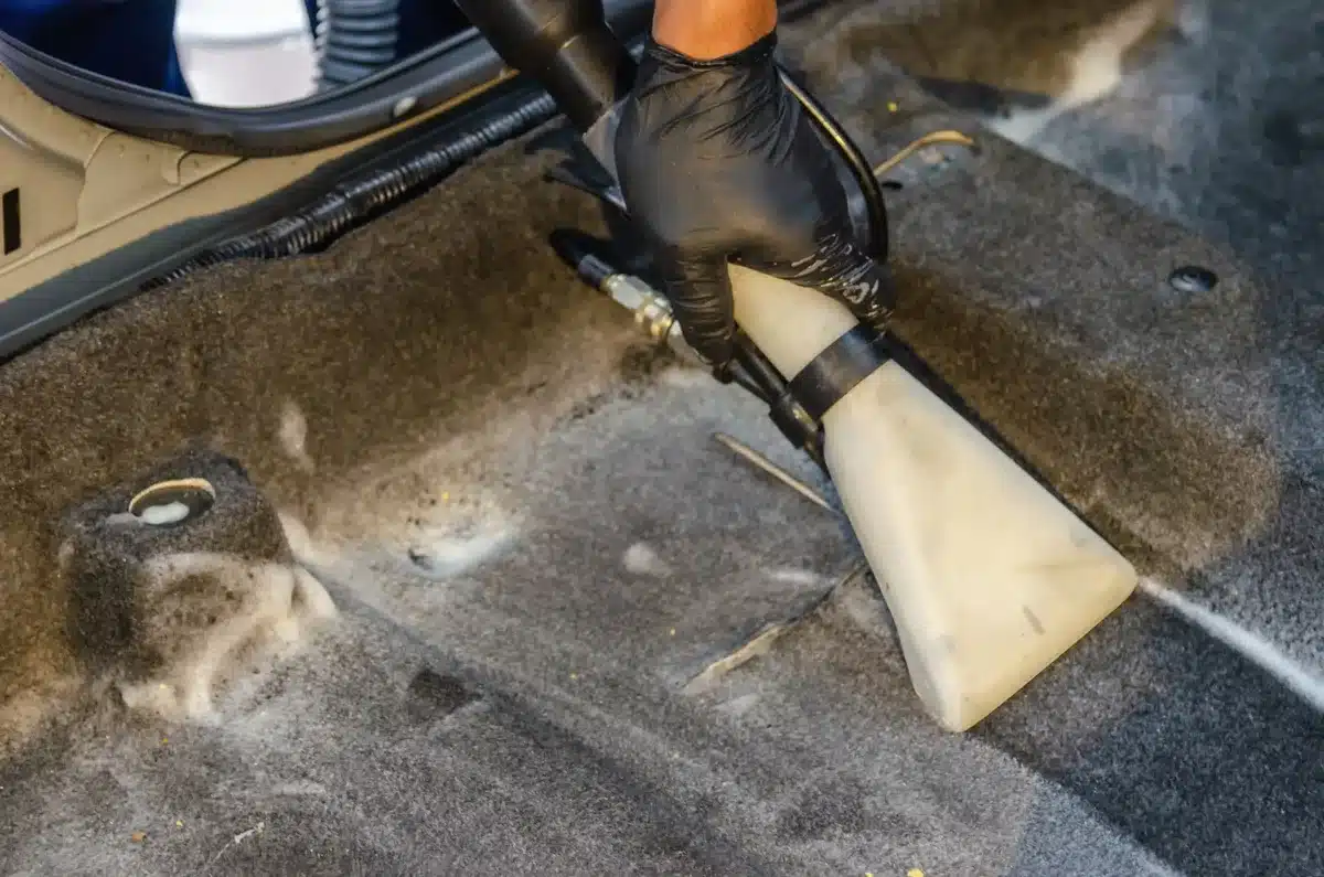 Trois embouts d'aspiration diff&eacute;rents pour adapter le nettoyage selon les surfaces