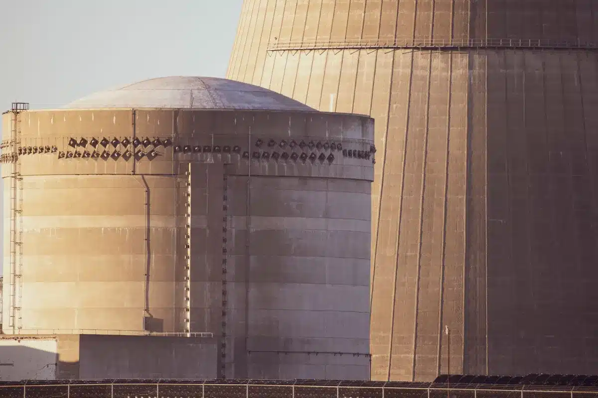 Salle de contr&ocirc;le d'une centrale nucl&eacute;aire avec tableaux de bord et moniteurs de surveillance