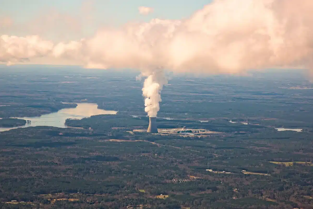Tours de refroidissement d'une centrale nucléaire avec vapeur s'échappant à l'aube