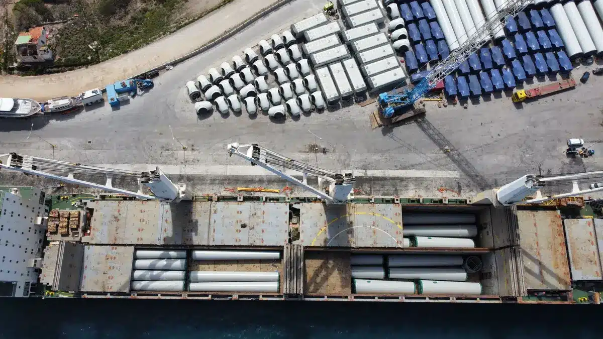 Conteneurs et &eacute;quipements logistiques pour l'&eacute;nergie renouvelable en entrep&ocirc;t