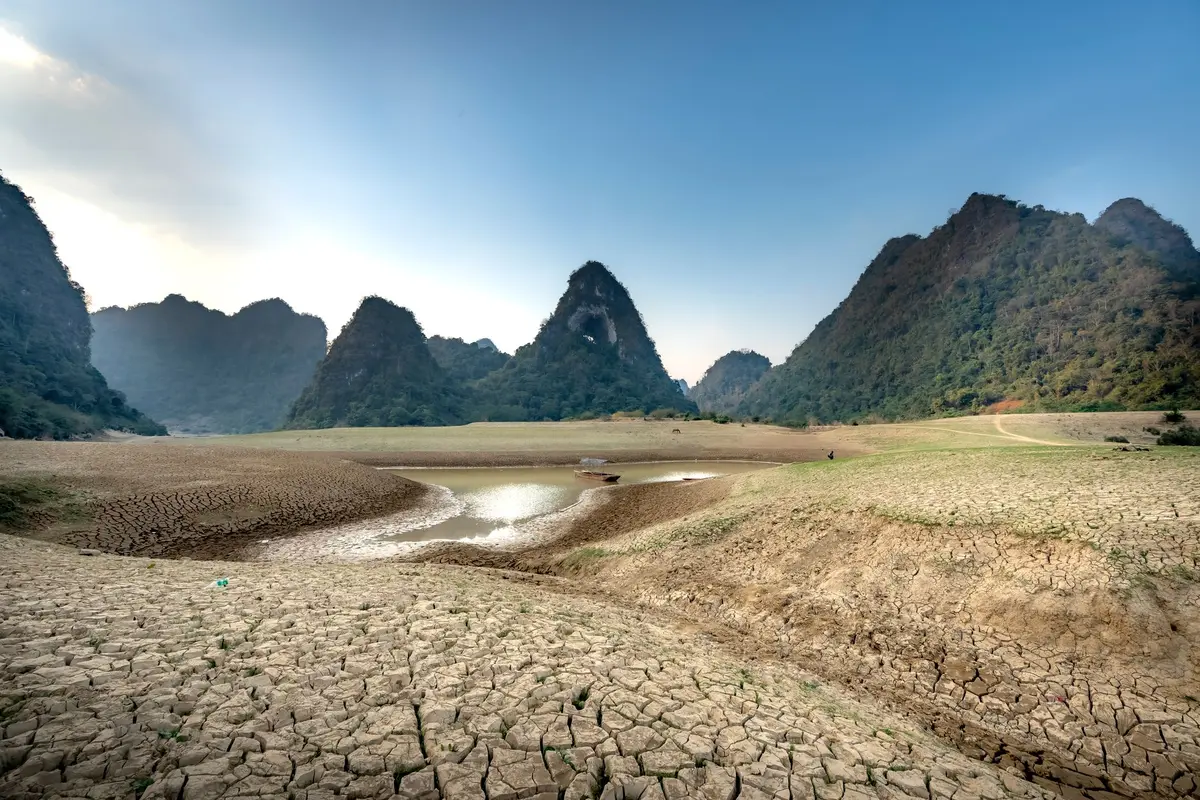 Lit de fleuve asséché et paysage aride illustrant les effets de la sécheresse prolongée
