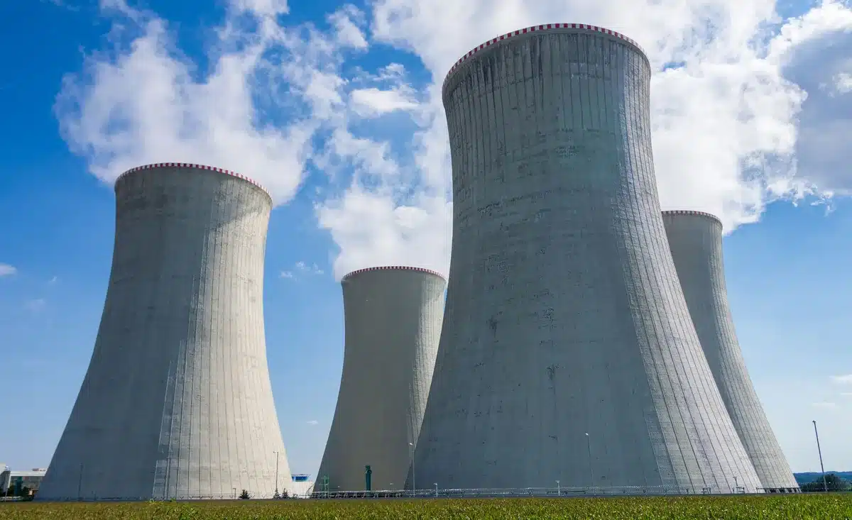Tours de refroidissement d'une centrale nucléaire montrant les systèmes de dissipation thermique