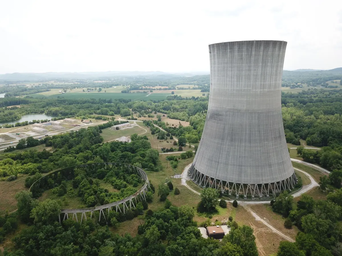 Centrale nucléaire en bordure d'un fleuve aux niveaux historiquement bas avec structures immergées visibles