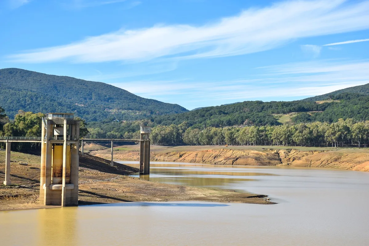 Lit de rivi&egrave;re ass&eacute;ch&eacute; par la s&eacute;cheresse estivale avec d&eacute;bits fluviaux r&eacute;duits