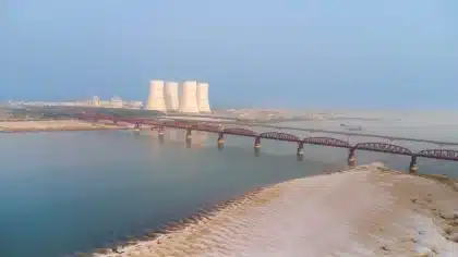 Système de refroidissement d'une centrale nucléaire avec prises d'eau et tuyauterie industrielle