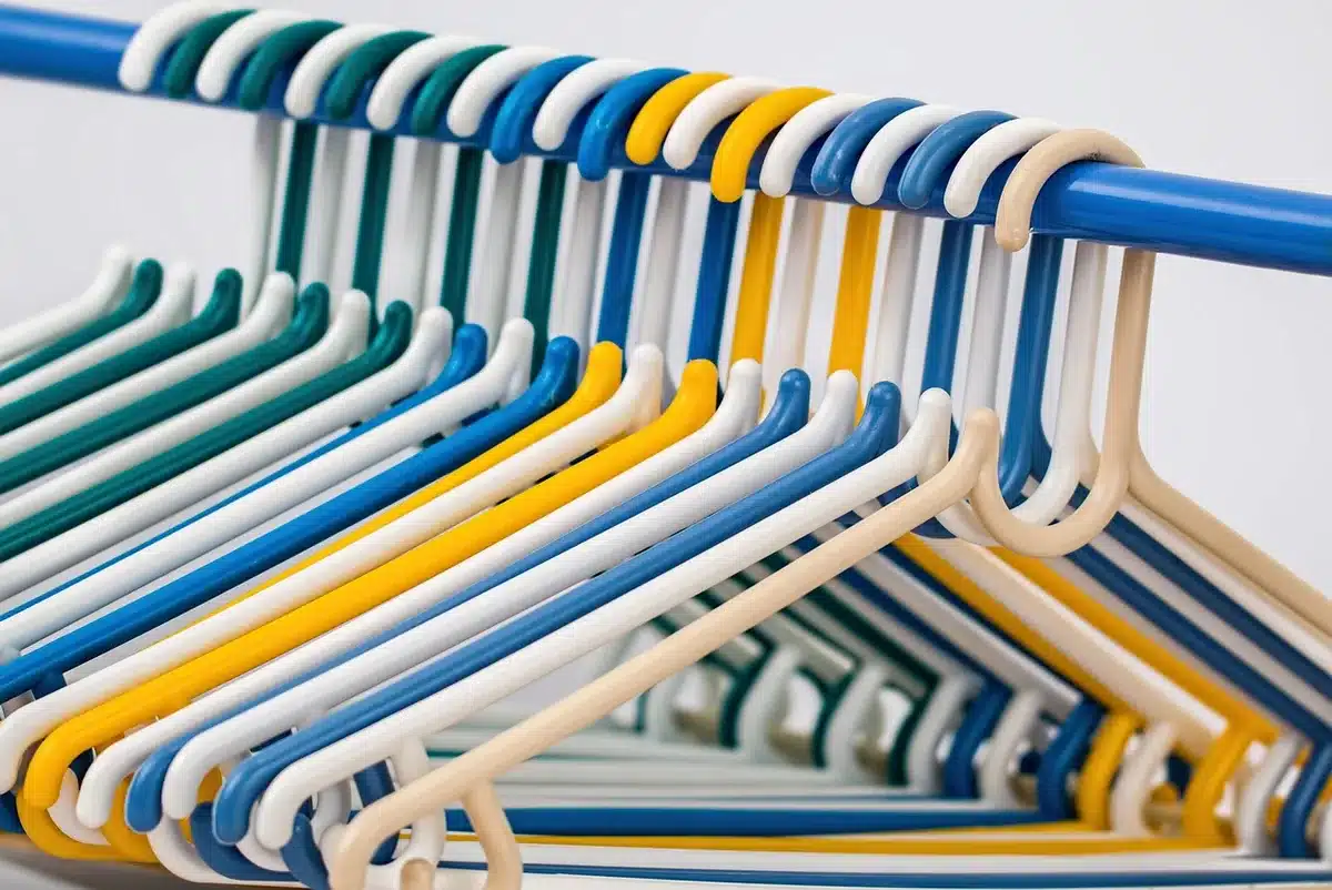 Sacs de rangement &eacute;tiquet&eacute;s et organis&eacute;s dans une armoire