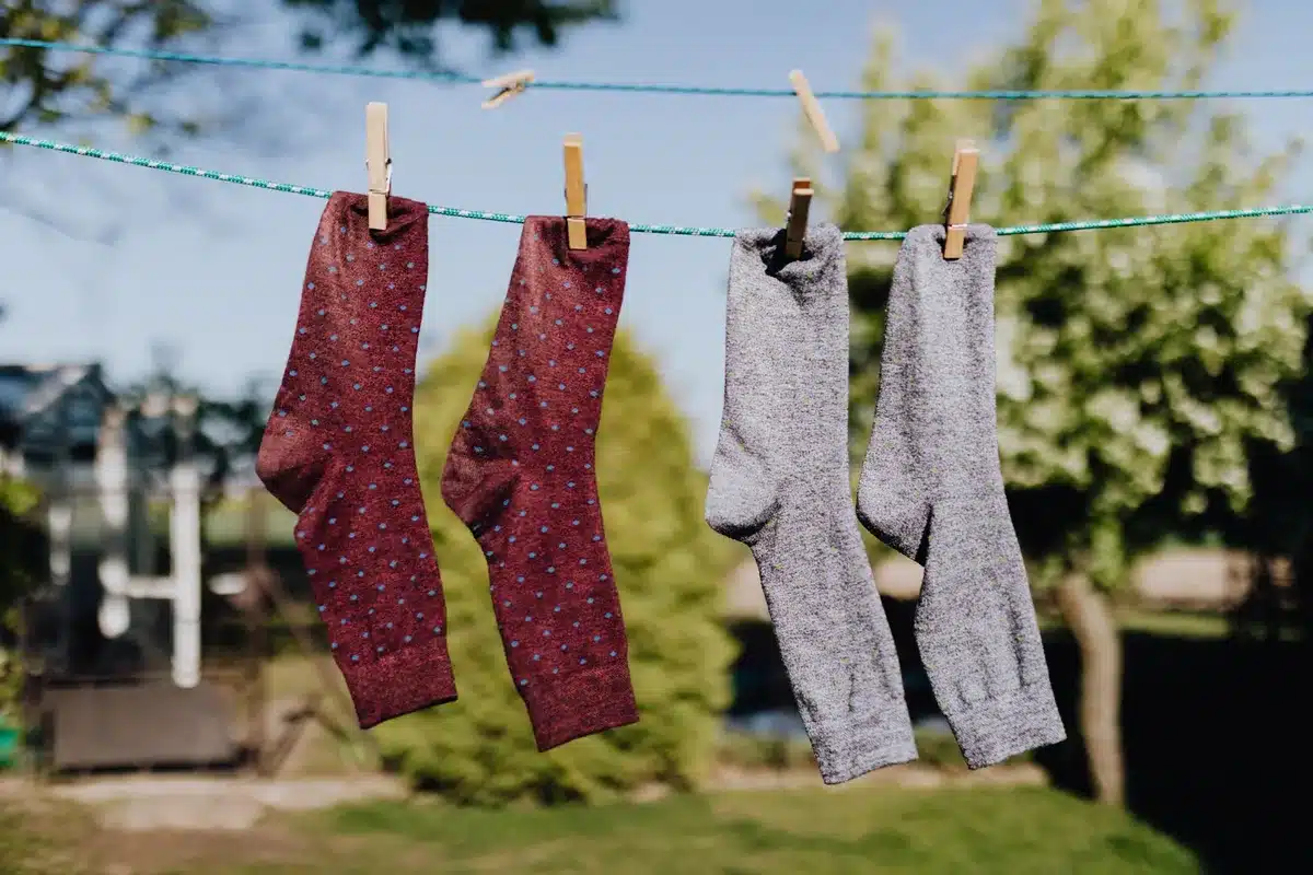Petites pièces de vêtements (chaussettes, lingerie) suspendues sur un séchoir à pinces