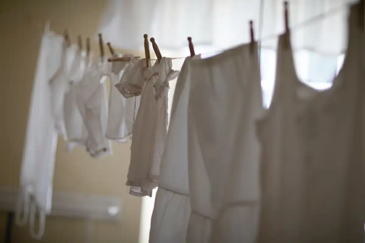 Linge étendu espacé sur un séchoir pour favoriser la circulation d'air et l'évaporation