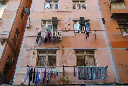 Petit séchoir à pinces en bleu pastel suspendu avec du linge léger dans un petit espace