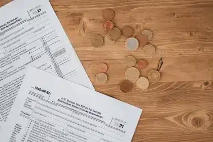 Personne consultant des documents de logement social et calculant son budget de loyer
