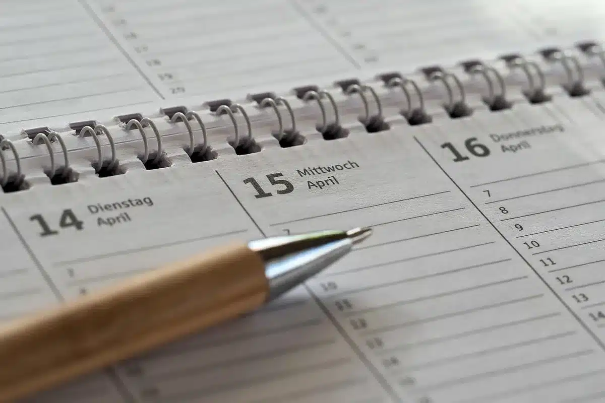 Bloc-notes avec dates et détails documentés pour prouver le harcèlement